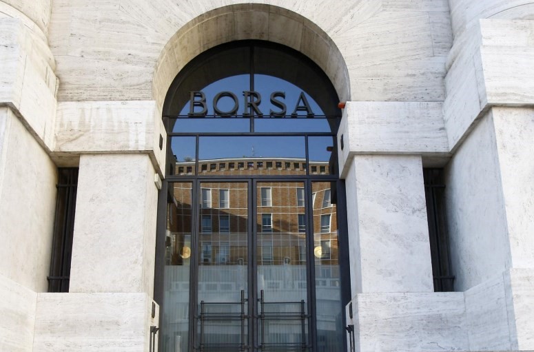Piazza Affari sotto pressione, banche nel mirino e spread in risalita