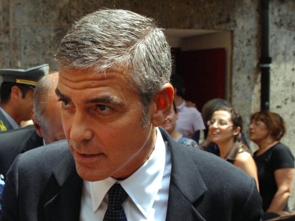 Per tutelare la privacy, George Clooney sceglie la cittadinanza francese