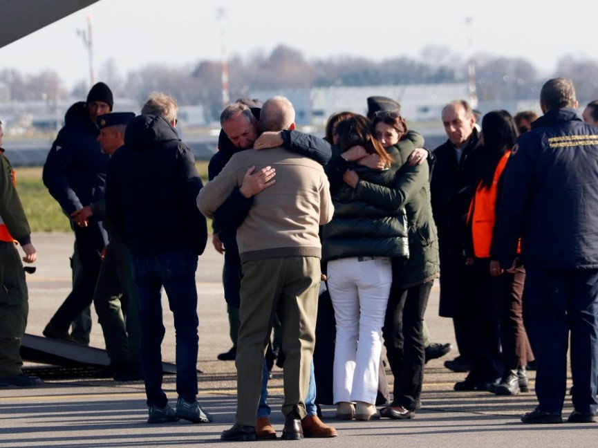 Crans-Montana: la proprietaria della discoteca immortalata mentre fugge con la cassa