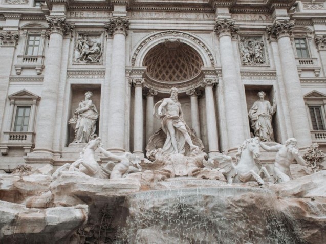 Fontana di Trevi, dal 7 gennaio ticket da due euro per i turisti: accesso gratuito per i romani