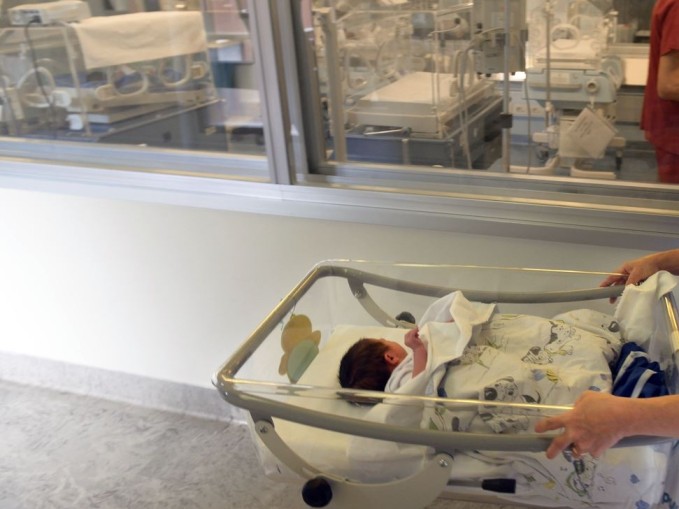 Sempre meno figli, più incertezze, l’Italia che rinvia la genitorialità