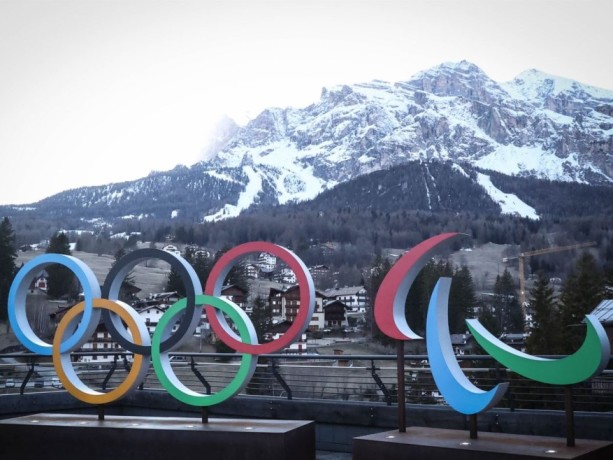 Olimpiadi invernali - E anche il senso del ridicolo ce lo siamo giocati: nani e ballerine tra i tedofori, non glorie dello sport italiano