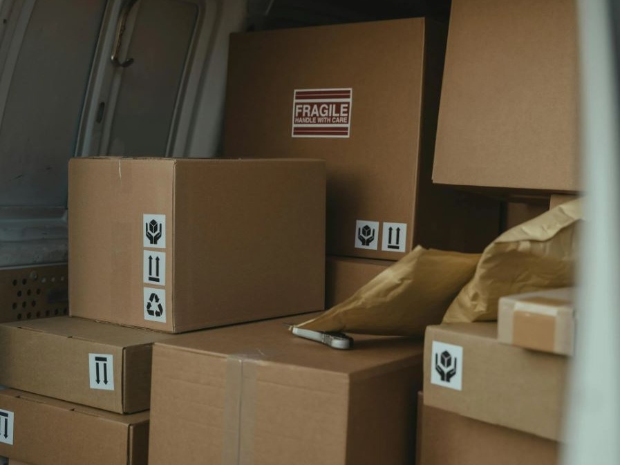 Ue: dal luglio 2026 tutti i pacchi importati nell'Ue saranno soggetti ad una tassa di tre euro