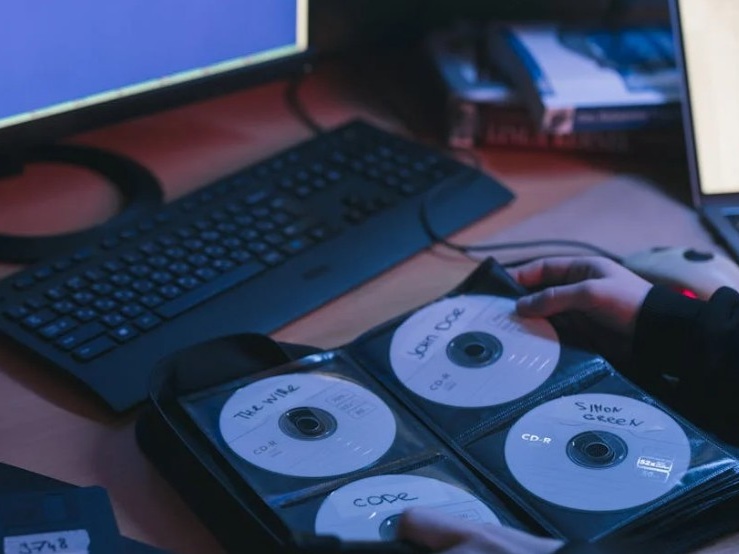 Pirateria audiovisiva: il 56% dei giovani tra 10 e 25 anni usa piattaforme illegali, solo il 33-38% informato sui pericoli