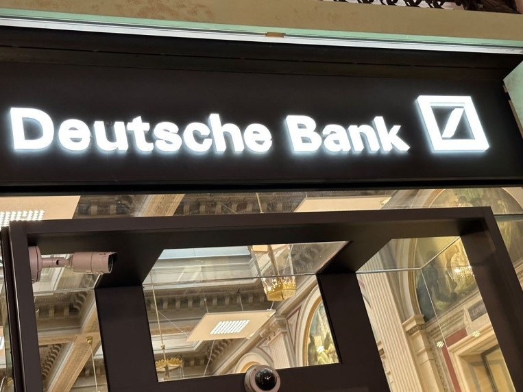 Intelligenza artificiale, Deutsche Bank: La luna di miele è finita