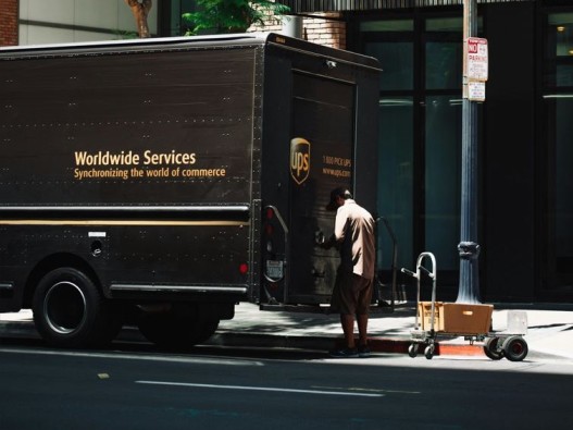 Usa: UPS accusata di avere frodato per milioni i suoi lavoratori stagionali