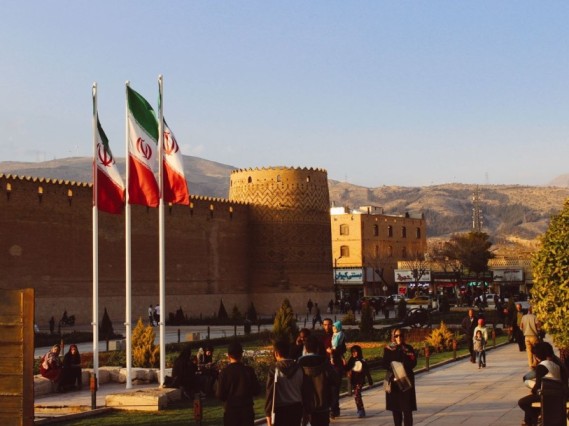 Iran: commercianti in piazza per protestare dopo il crollo della moneta del Paese