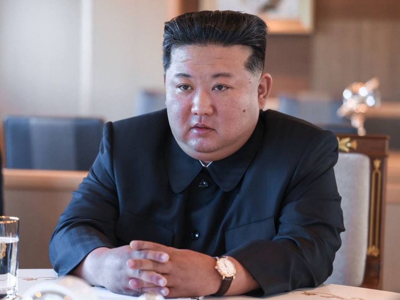 Sgarbi fa scuola: Kim Jong-un licenzia in pubblico il vicepremier e lo chiama capra